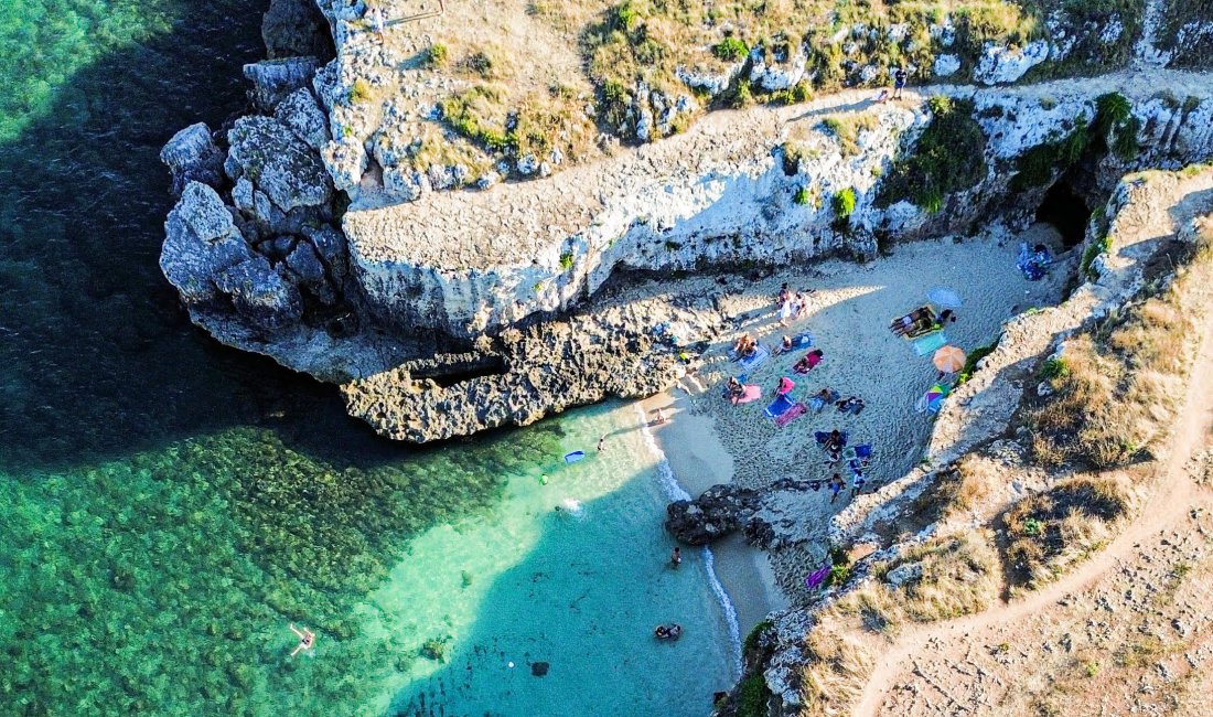 Mare, luce, ombre a Cala Tre Buchi. Credits Valentina Madonia