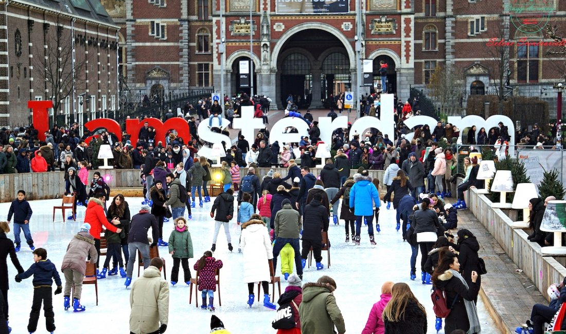 Sui pattini davanti al Rijksmuseum © Selene Scinicariello