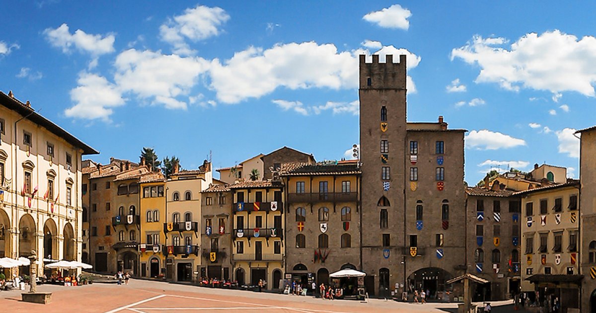 Arezzo in giro per Piazza Grande e il centro storico Guide Marco Polo Arezzo in giro per Piazza Grande e il centro storico Guide Marco Polo
